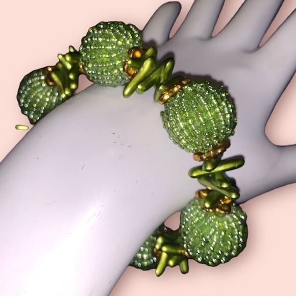 Green Glass beaded stretch bracelet gold flower bead caps green metallic chips - Picture 3 of 5